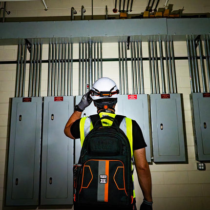 KLEIN TOOLS 56308 Linterna Frontal Recargable con Correa, 575 Lúmenes, LED de Haz Ancho, Modos de Iluminación Total o Foco Directo, para Trabajo y Exteriores
