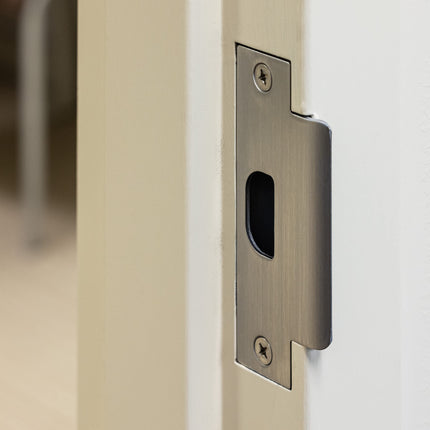 Master Lock SLCHKE26D Serrure de porte commerciale à levier de grade 2 avec butée anti-choc, finition chrome brossé, par Master Lock