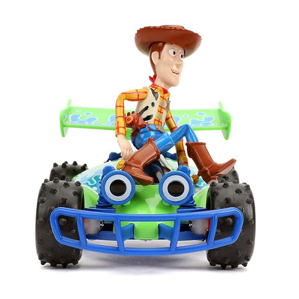 Jada Disney Pixar Toy Story 4 Cochecito Turbo con Woody, Vehículo Radio Control, 2.4 Ghz, 1:24