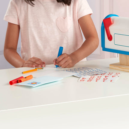 Melissa & Doug Mi propio buzón de correo, juego de actividad de madera (buzón de juguete de imitación)
