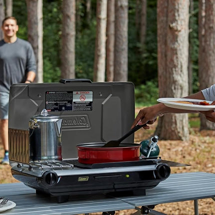 Parrilla y estufa de mesa 2 en 1 Coleman con 2 quemadores ajustables, parrilla/estufa de propano con encendido de botón, protectores contra el viento, bandeja para la grasa y 20,000 BTU de potencia para camping, pícnics y mucho más