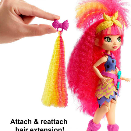 Muñeca Emberly de Cave Club de Mattel de 20 a 25 cm, muñeca de moda prehistórica articulada con pelo rosa con mascota dinosaurio y accesorios, regalo para niños de 4 años en adelante