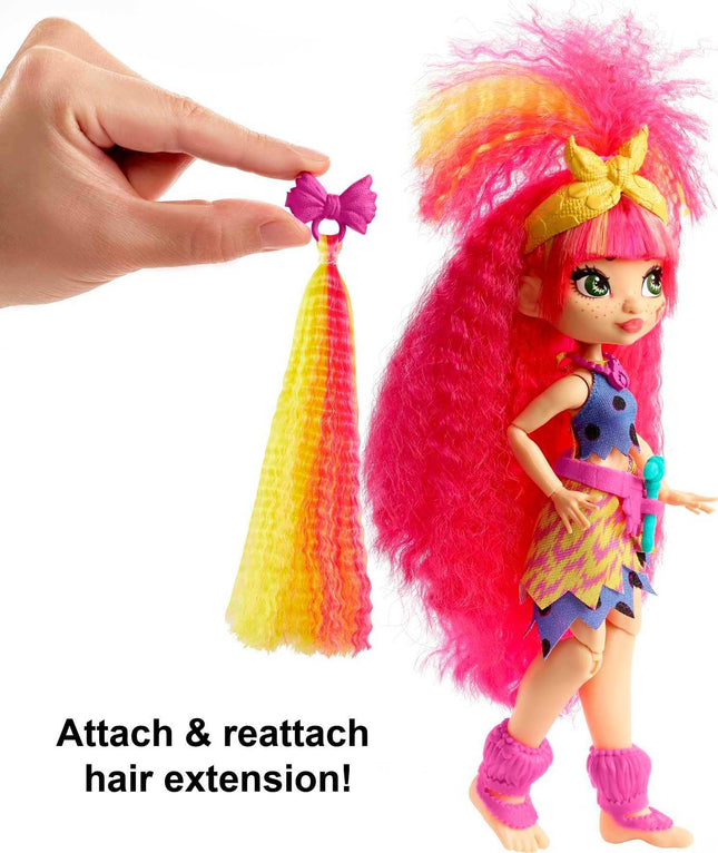 Muñeca Emberly de Cave Club de Mattel de 20 a 25 cm, muñeca de moda prehistórica articulada con pelo rosa con mascota dinosaurio y accesorios, regalo para niños de 4 años en adelante