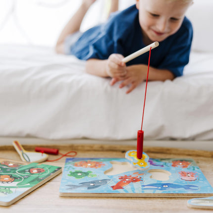 Juego de rompecabezas magnéticos de madera Melissa & Doug: Pesca y caza de insectos