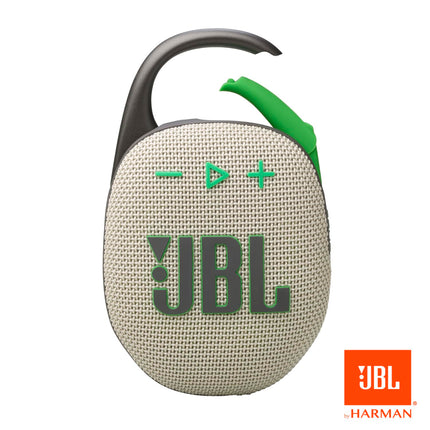 JBL Clip 5 - Altavoz Bluetooth ultraportátil, resistente al agua y al polvo, sonido potente con bajos impactantes, mosquetón integrado, hasta 12 horas de reproducción, fabricado en parte con materiales reciclados (Arena)