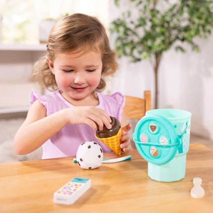 Melissa & Doug Juguetes de viaje 2 en 1: Pasteles, galletas y helados, juguetes de viaje de comida de juego para niños y niñas de 3 años en adelante