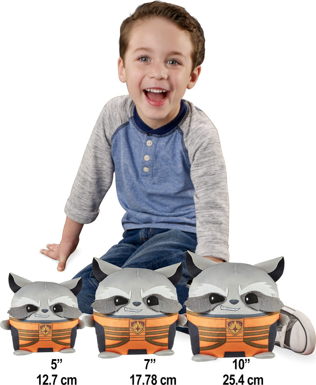 Mattel Marvel Cuutopia Peluche Rocket Raccoon de 25 cm, Poupée Oreiller Doux et Rond Super-Héros, Jouet de Collection pour Enfants et Fans à partir de 3 Ans