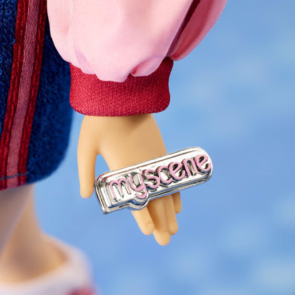 Barbie Signature Muñeca y Accesorios My Scene Nolee, Traje Inspirado en los años 2000 con Conjunto Deportivo a Juego, Chaqueta Corta, Calentadores y Soporte para Muñeca, JBH79