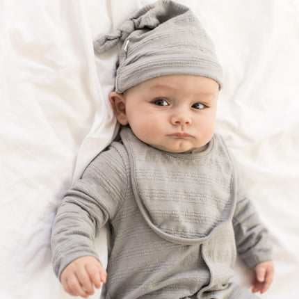 Burt's Bees Baby Set de pelele unisex para bebé, 100% algodón orgánico, conjunto de regalo de 3 piezas, mono con gorro y babero a juego, conjunto de 3 piezas en azul cantera, de 6 a 9 meses