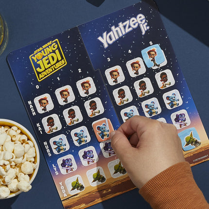 Hasbro Gaming Yahtzee Jr. Star Wars: Edición Young Jedi Adventures, juego de mesa para niños | Edad 4+ | 2-4 jugadores | Juegos de contar y emparejar para preescolares