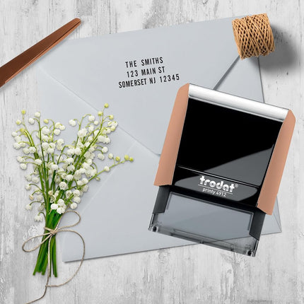 Trodat Printy 4912 Kit de Tampon en Crème Pastel à Composer Soi-Même – 4 Lignes de Texte, Empreinte 47 x 18 mm, Allemand, Pince à Épiler, Tampon Encreur Noir et Jeu de Lettres et Chiffres en Deux Tailles Inclus