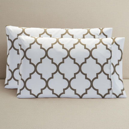 Juego de dos fundas de almohada ultrasuaves de lujo Elegant Comfort - Microfibra de calidad hotelera premium de 1500, doble cepillado - Resistente a las arrugas, estándar/queen, patrón de trébol, blanco