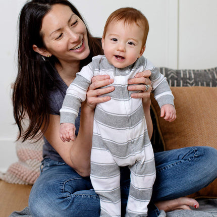 Burt's Bees Baby - Mameluco con pies de una pieza para bebé niña, de algodón orgánico, con cremallera frontal, para dormir y jugar, color gris jaspeado a rayas, 0-3 meses