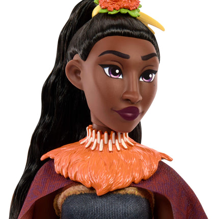 Mattel Disney Moana 2 Muñeca de Moda Matangi con 3 Accesorios, Atuendo Removible con Capa, Tocado, Hombrera y Tobillera, Inspirada en la Película