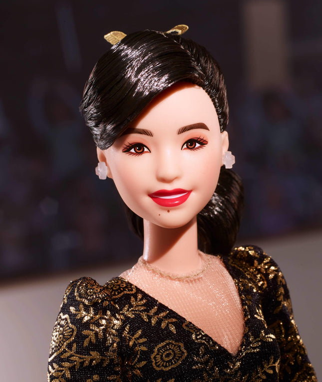 Muñeca Barbie de Mujeres Inspiradoras, Kristi Yamaguchi coleccionable con traje de los Juegos Olímpicos de Invierno de 1992, leotardo negro y dorado brillante y patines blancos