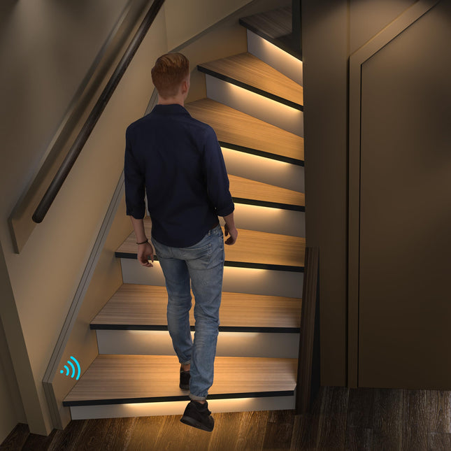 Sensor de movimiento RWOFNIA con sensor de luz diurna, kit de iluminación LED para escaleras tipo Sync Light Up SSL-0516, adecuado para escaleras interiores de 20-40 pulgadas de ancho (blanco cálido 3000K, 8 escalones)