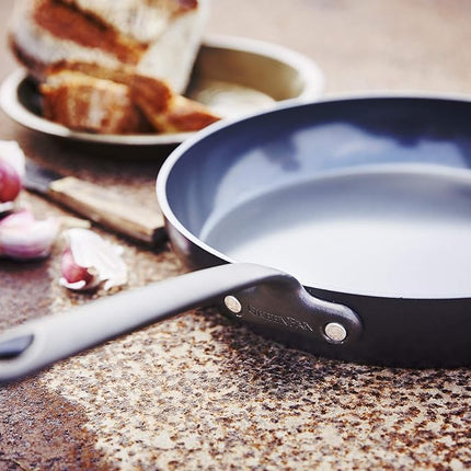 GreenPan Craft Cookware - Sartén antiadherente de cerámica saludable anodizada dura de 9.5", mangos de acero inoxidable fundido, resistente a los arañazos, apta para inducción, lavavajillas y horno, sin PFAS, negra