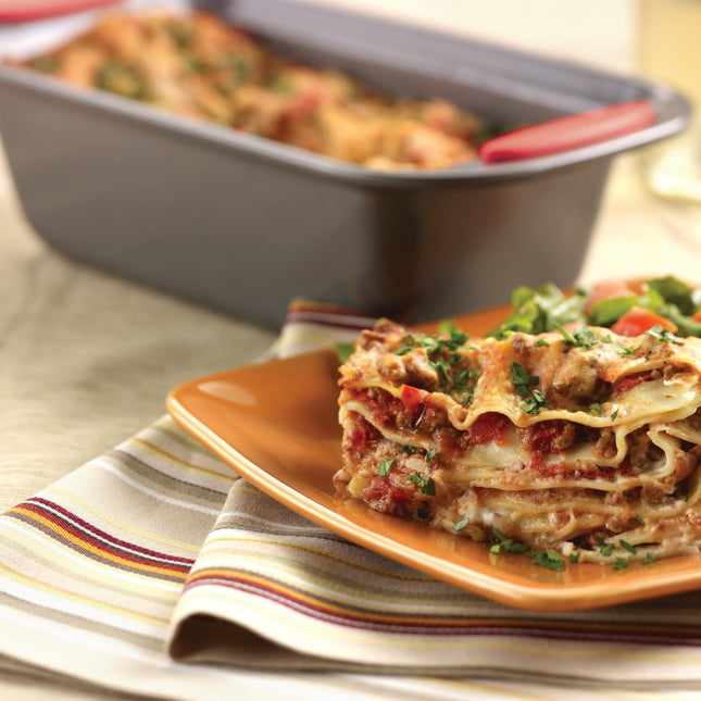 Rachael Ray 47962 Yum-o! Molde antiadherente para pan, apto para horno, de 22,8 x 12,7 cm, de acero, color gris con asas rojas