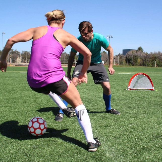 GoSports Buts de Soccer Portables Pliables pour Jardin - Enfants et Adultes - Lot de Deux Filets de 2,5 pieds avec Cônes d'Entraînement d'Agilité et Sac de Transport