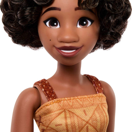 Mattel Disney Moana 2 Muñeca de Moda Loto con 2 Accesorios, Atuendo Removible con Cinturón y Hacha, Inspirada en la Película