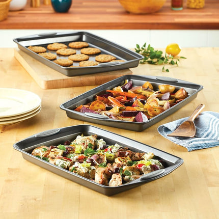 Juego de utensilios para horno antiadherentes Rachael Ray con mangos, bandejas para hornear galletas antiadherentes - 3 piezas, gris con mangos gris sal marina