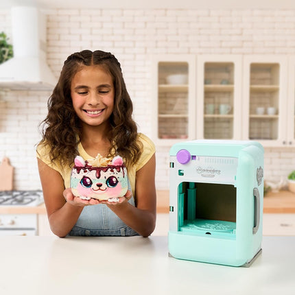 Cookeez Makery Freezy Cakez Mix & Decorate your plush best friend! Place your cake mix in the freeze And Be Amazed When A Scented, Shivering, Interactive Plush Friend comes out!