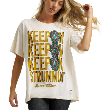 Camiseta Wrangler Lainey Wilson Keep On Keep On, Keep on Strummin', L