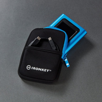 Kingston IronKey Vault Privacy 80 - SSD externo - Certificado FIPS 197 y cifrado XTS-AES de 256 bits - Hasta 250 MB/s de lectura, 250 MB/s de escritura - IKVP80ES/960G