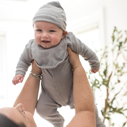 Burt's Bees Baby Set de pelele unisex para bebé, 100% algodón orgánico, conjunto de regalo de 3 piezas, mono con gorro y babero a juego, conjunto de 3 piezas en azul cantera, de 6 a 9 meses
