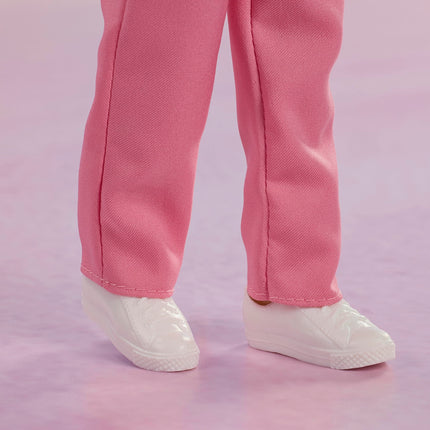 Barbie La Película Muñeco Coleccionable de Allan, Michael Cera como Allan con 2 Atuendos de Película Intercambiables, Traje Rosa y Conjunto de Playa de Rayas Azules con Gafas de Sol, JBJ42