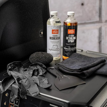 Traeger Grills Deep Cleaning Kit - Outdoor Cleaner Spray (474g), Foaming Degreaser (474g), Scraper & Grill Pad, Microfibre Towels, Nitrile Gloves - Tools