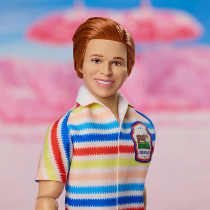 Barbie La Película Muñeco Coleccionable de Allan, Michael Cera como Allan con 2 Atuendos de Película Intercambiables, Traje Rosa y Conjunto de Playa de Rayas Azules con Gafas de Sol, JBJ42