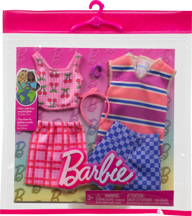Barbie y Ken Moda Paquete de 2 Set de Ropa y Accesorios, 1 Vestido Estampado de Leopardo y Pulsera para la Muñeca Barbie y 1 Conjunto de Camisa y Pantalones Cortos con Gafas de Sol para el Muñeco Ken