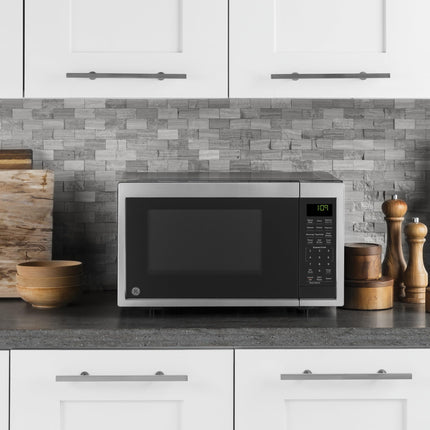 Microondas GE GCST09N1WSS, 900 vatios, 7 ajustes de cocción automáticos, utensilios de cocina para encimera, dormitorio o apartamento, tecnología de bloqueo para niños de 0.9 pies cúbicos, acero