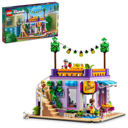 LEGO Friends La Cocina Comunitaria de Heartlake City 41747, Juego de Construcción de Simulación, Diversión Creativa para Niños y Niñas de 8 Años en Adelante, con 3 Minimuñecas, 1 Micromuñeca, un Gato Mascota y Muchos Accesorios de Cocina