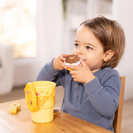 Melissa & Doug Juguetes de viaje 2 en 1: Pasteles, galletas y helados, juguetes de viaje de comida de juego para niños y niñas de 3 años en adelante