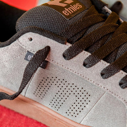 Etnies Kingpin - Classic Skate Heritage Fashion Style with on-Trend Puffy Look, Reinforced Cupsole - Grey/Black/Gum - 7,5