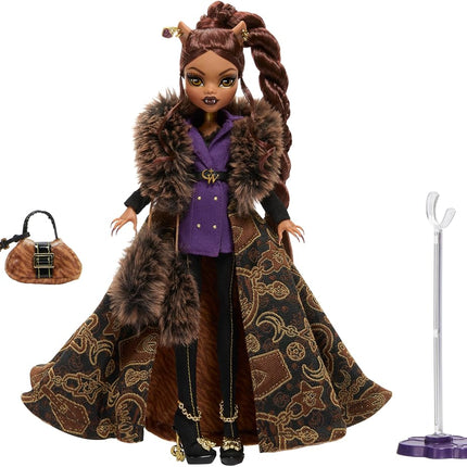 Poupée Monster High, collection Clawdeen Wolf House of Wolf avec manteau en jacquard de fausse fourrure, robe-blazer violette, pantabottes et accessoires dorés