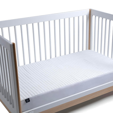 Delta Children - Protector de colchón de cuna babyGap para bebés y niños pequeños - Impermeable, refrescante, acolchado suave, elástico y lavable, protector de colchón para bebé en blanco, Quiet Comfort