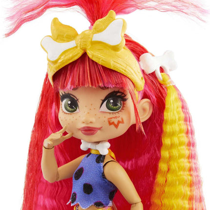Muñeca Emberly de Cave Club de Mattel de 20 a 25 cm, muñeca de moda prehistórica articulada con pelo rosa con mascota dinosaurio y accesorios, regalo para niños de 4 años en adelante