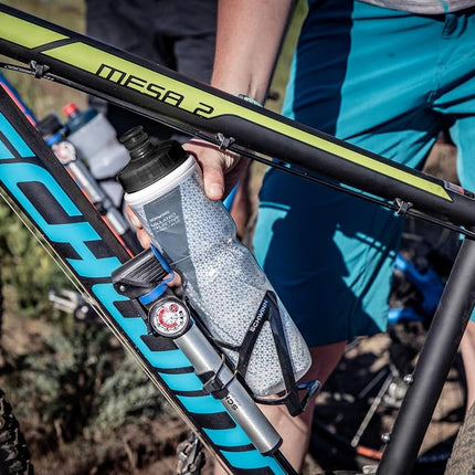 Bouteille d'eau isotherme réfléchissante Schwinn avec support pour vélo, 769 ml, sans BPA, buse à double étape, facile à presser, support facilement montable sur vélo, visibilité nocturne, combo porte-bouteille d'eau pour vélo