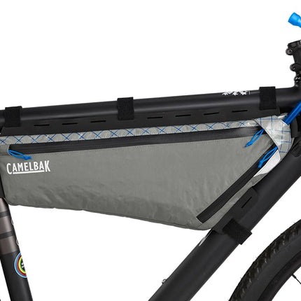 CamelBak M.U.L.E. Bikepacking Mochila de cuadro triangular impermeable - Incluye depósito de hidratación Quickstow de 2 L, grande