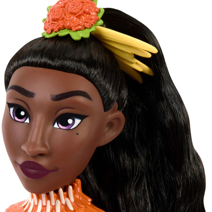 Mattel Disney Moana 2 Muñeca de Moda Matangi con 3 Accesorios, Atuendo Removible con Capa, Tocado, Hombrera y Tobillera, Inspirada en la Película