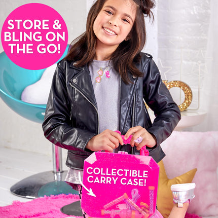 Barbie Kit para Hacer Joyas Brillantes, Estuche de Almacenamiento, Kit para Hacer Anillos, Kit para Hacer Pulseras con Amuletos para Niñas, Juguete de Manualidades para Niñas de 6+ Años