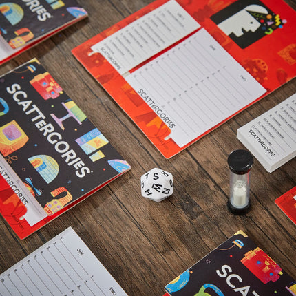 Hasbro Gaming Scattergories Juego Clásico, Juego de Fiesta para Adultos y Adolescentes a partir de 13 años, Juego de Mesa para 2 o más Jugadores