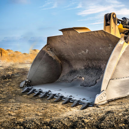 VEVOR Bucket Tooth Bar, 72'', Heavy Duty Tractor Bucket 9 Teeth Bar for Loader Tractor Skidsteer, 4560 lbs Load-Bearing Capacity Bolt On Design, for Efficient Soil Excavation and Bucket Protection