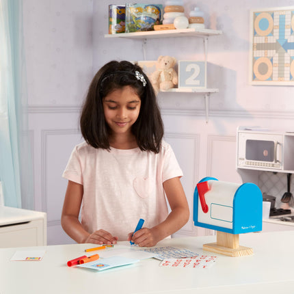 Melissa & Doug Mi propio buzón de correo, juego de actividad de madera (buzón de juguete de imitación)