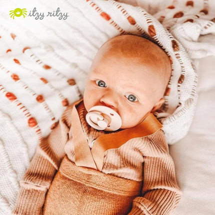 Chupetes de caucho natural Itzy Ritzy, juego de 2 - Chupetes de caucho natural para recién nacidos con tetina en forma de cereza y orificios de ventilación grandes para mayor seguridad; Juego de 2 en Blossom y Rosewood, edades de 0 a 6 meses