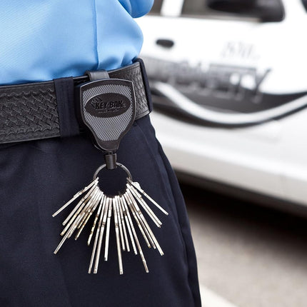 Llavero retráctil con seguro KEY-BAK SUPER48 SD de 368 g, cable retráctil de 91 cm, carcasa de policarbonato negra, presilla de cuero para el cinturón de servicio, aro dividido extragrande