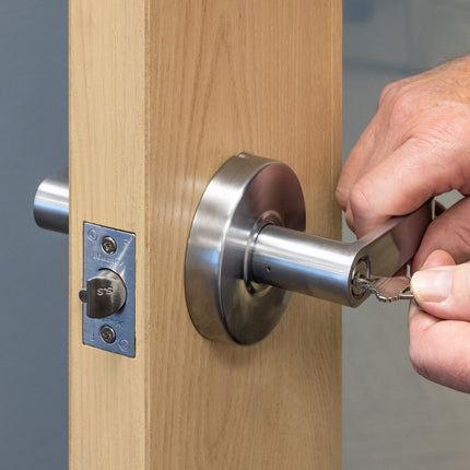 Master Lock SLCHKE26D Serrure de porte commerciale à levier de grade 2 avec butée anti-choc, finition chrome brossé, par Master Lock